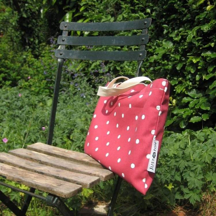 wasserdichte-picknickdecke-rot-punkten-weiss-tasche-stuhl-outdoor