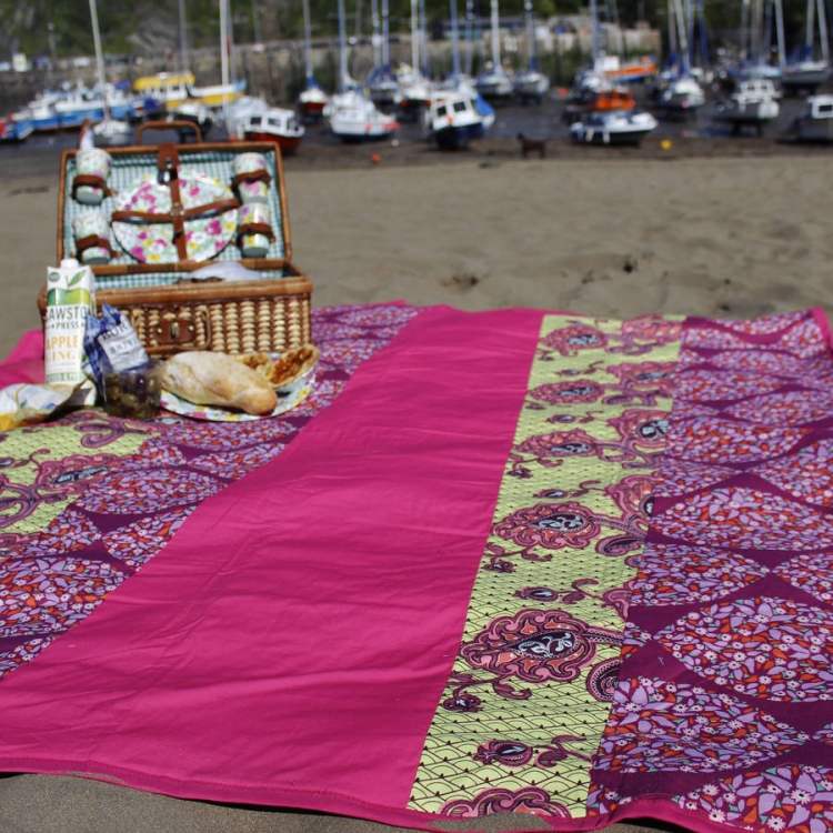 wasserdichte-picknickdecke--strand-ausflug-picknickkoffer-violett-ormnamente-muster