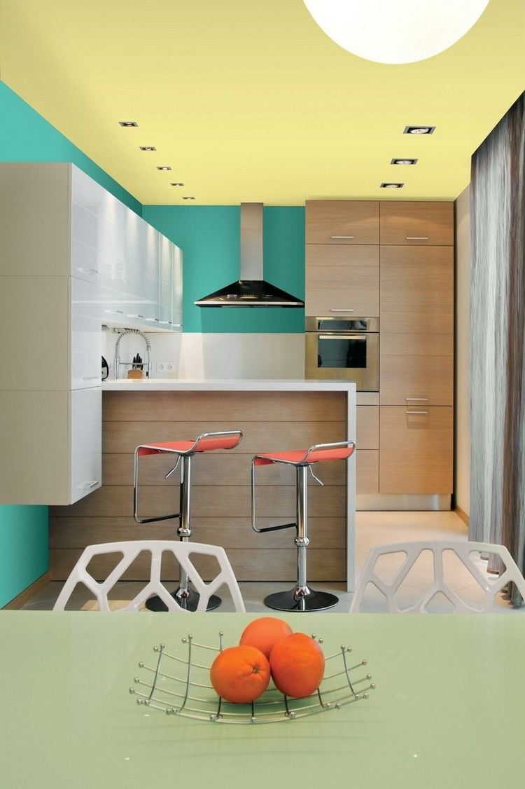 Welche Farbe für Küche gruene-wandfarbe-gelbe-decke-holz-hochglanz-weiss-fronten-halbinsel
