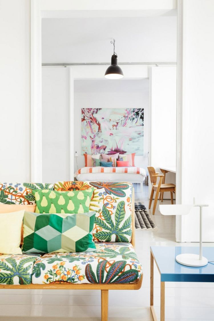 wohnen skandinavisch sofa natur blaetter gruen nuancen bett wandbild