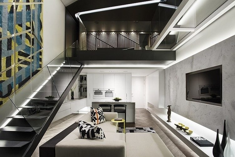 Wohnzimmer in Grau -eckcouch-modern-indirekte-led-beleuchtung-treppe-offene-planung