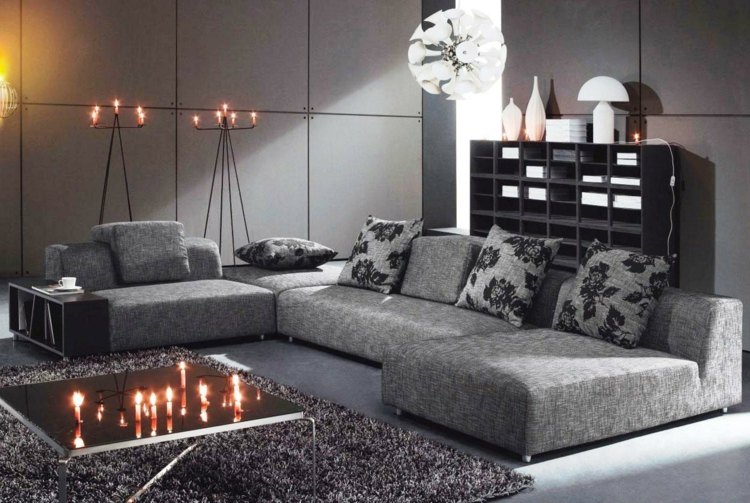 wohnzimmer in grau sofa idee kissen florale muster regal modern