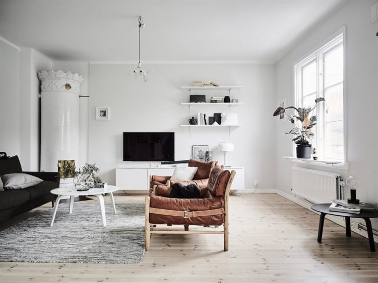 wohnzimmer-weiss-einrichten-ideen-skandinavisch-dielenboden-hell-kamin-keramik-vintage