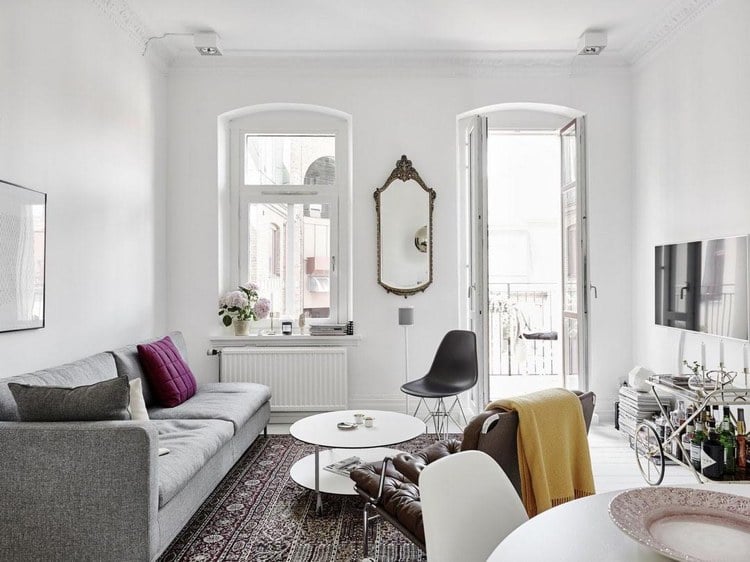 wohnzimmer-weiss-einrichten-ideen-skandinavisch-modern-graue-couch-terrassentueren-altbau