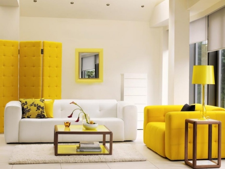 wohnzimmer-weiss-gelb-sessel-couch-tischlampe-couchtisch-kissen