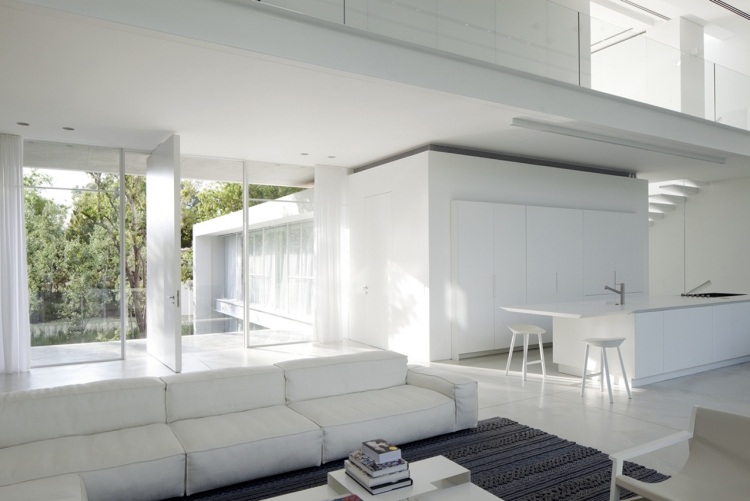 wohnzimmer-weiss-haus-couch-minimalistisch-schlicht-design-teppich-struktur-grau