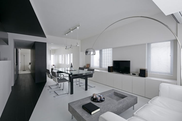 wohnzimmer-weiss-lampe-arco-schwarz-esstisch-fenster-couctisch-beton