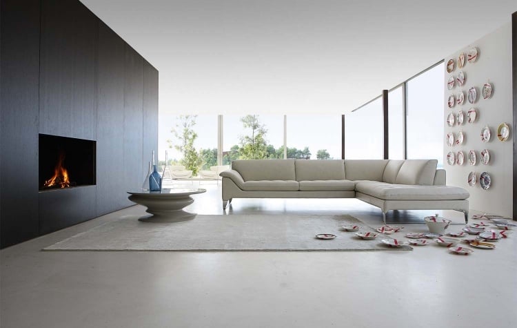 Wohnzimmer in Weiß -minimalistisch-teller-dekoration-decke-boden-grau-schwarz