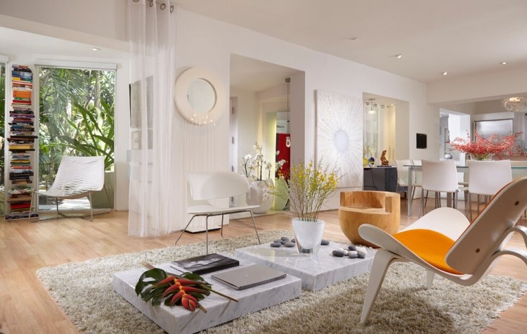 Wohnzimmer in Weiß -modern-marmor-platten-teppich-weich-gardinen-duenn