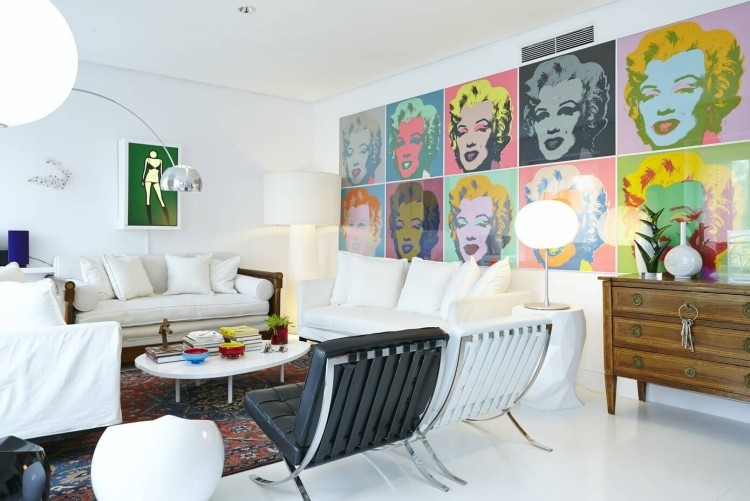 Wohnzimmer in Weiß -posters-bilder-warlhol-kommode-antik-orientteppich