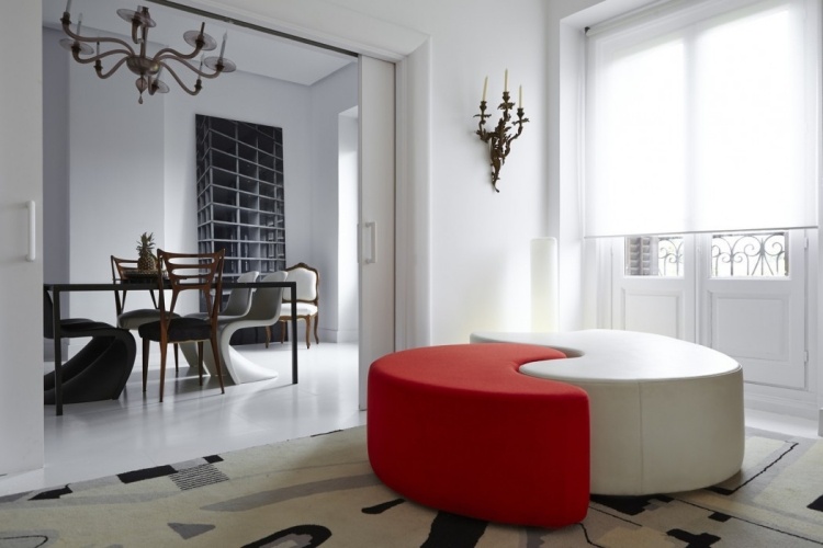 wohnzimmer-weiss-rot-kranleuchter-panton-chair-schwarz-modern-extravagant