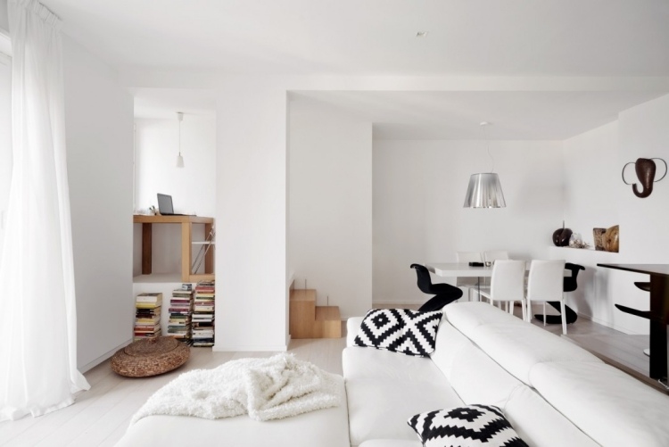 wohnzimmer-weiss-schwarz-zigzag-muster-kissen-skandinavisch-design