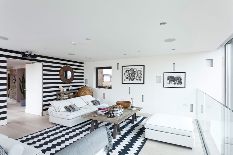 Wohnzimmer in Weiß -schwarz-zigzag-muster-streifen-glas-couchtisch-holz