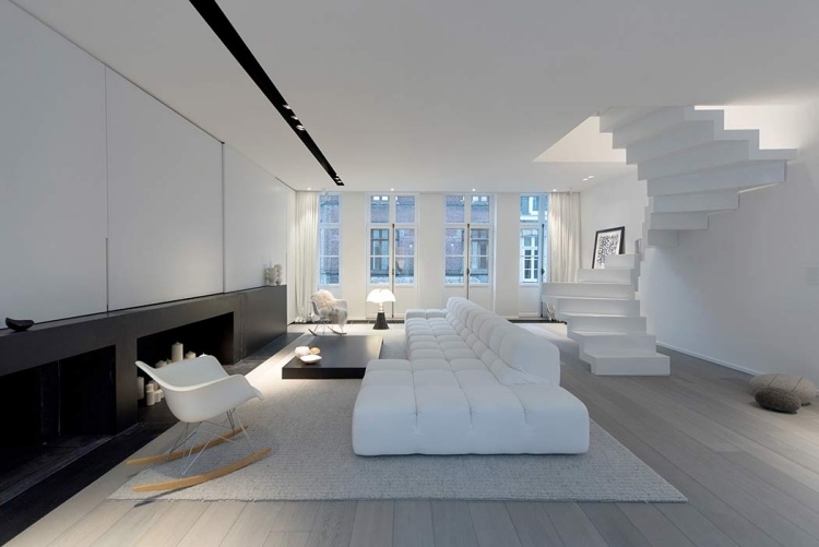 wohnzimmer-weiss-spiraltreppe-holzboden-couch-schwarz-elemente-kerzen-fenster