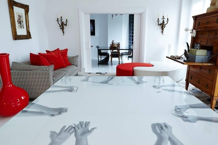 Wohnzimmer in Weiß -tisch-glasplatte-foto-haende-gestik-antik-kommode