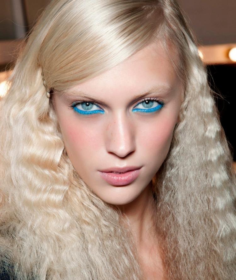 80er-frisuren-lange-blonde-haare-crimpen-eyeliner-neonblau-tuerkis