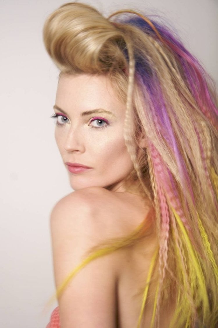 80er frisuren lange-blonde-haare-crimpen-farbige-straehnchen-pink-gelb