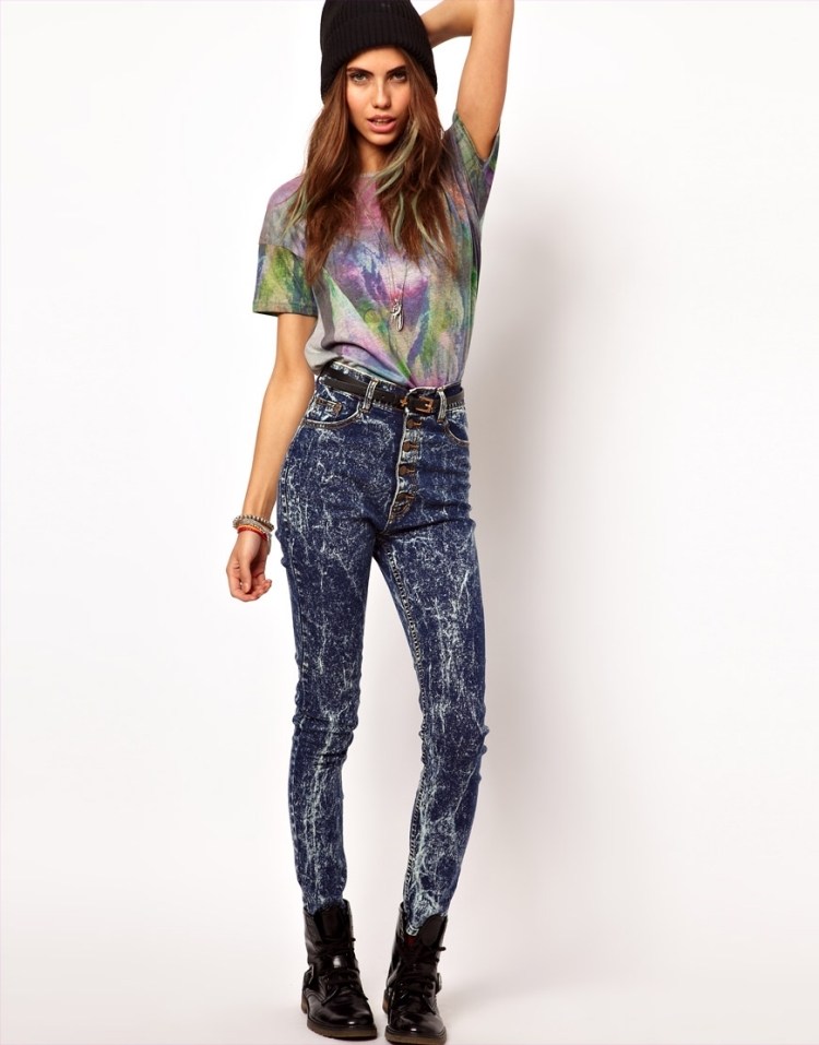 80er-jahre-mode-jeans-hohe-taille-tshirt-bunt-verwischte-farben-ausgeblichen