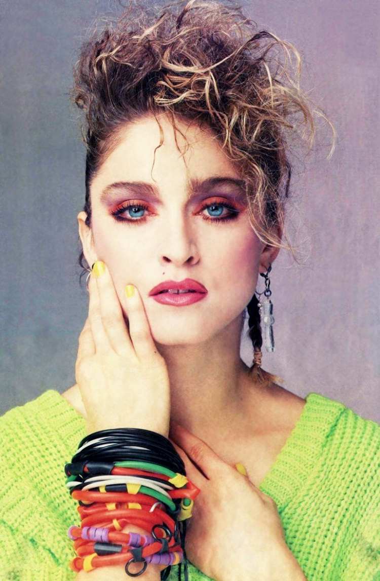 80er Jahre Mode -neonfarben-armbaender-viele-toupiert-haar-schminke-madonna