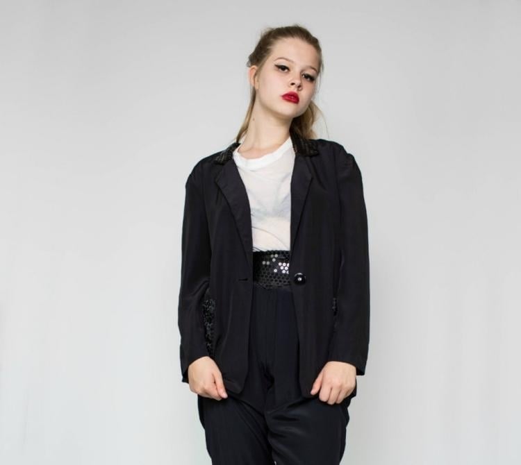 80er-jahre-mode-schwarz-damen-anzug-pailletten-lippenstift-bluse-weiss