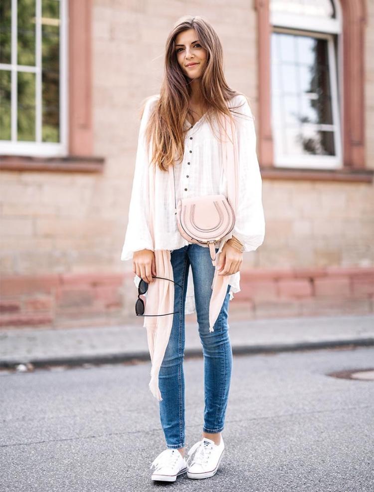 Boho-Chic-Mode-Weiß-jeans-tunka-sneakers-street-style-modern
