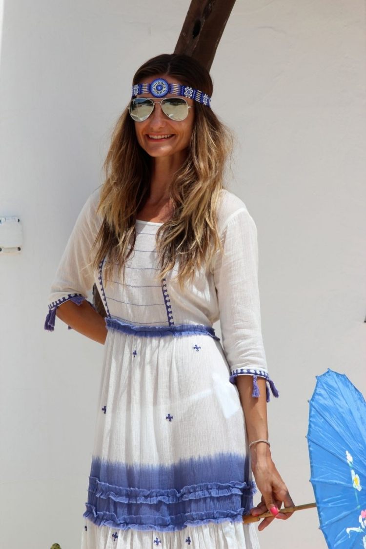 Boho-Chic-Mode-Weiß-kleid-blau-accessoires-verspiegelte-sonnenbrille-bestickt