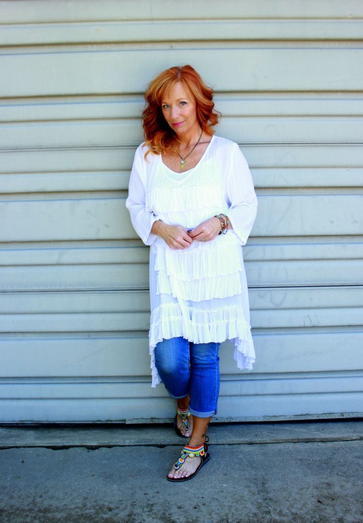 Boho-Chic-Mode-Weiß-tunika-jeans-tuell-sandalen-ethno-perlen-bunt