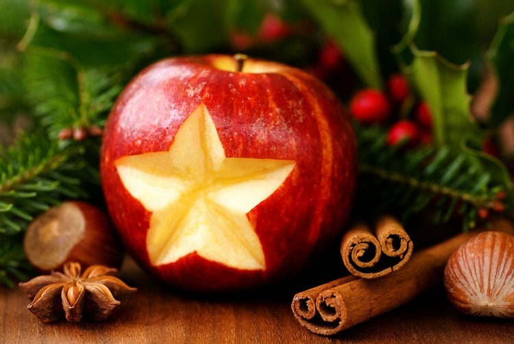 Deko mit Naturmaterialien Stern-schnitzen-Apfel-Weihnachtsschmuck-basteln