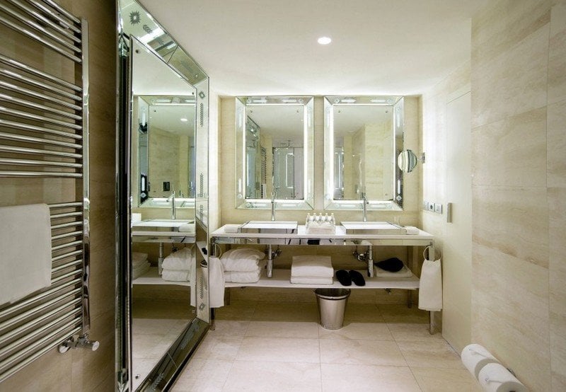 Designermoebel-Einrichtung-Badezimmer-Sandsteinfliesen