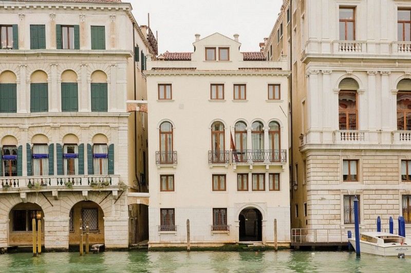 Designermoebel-Einrichtung-Hotel-Altbau-Luxus-Venedig-Blick-Kanal
