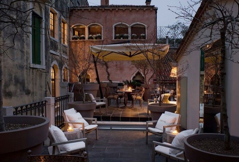 Designermoebel-Einrichtung-Ideen-Terrasse-Hotel-Venedig