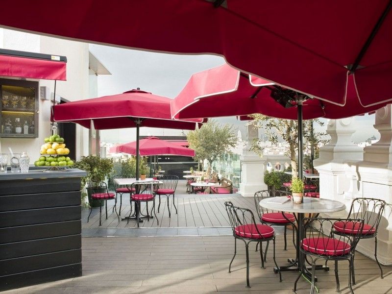 Designermoebel-Einrichtung-Terrasse-charmante-Sitzgruppen-Kaffeetische
