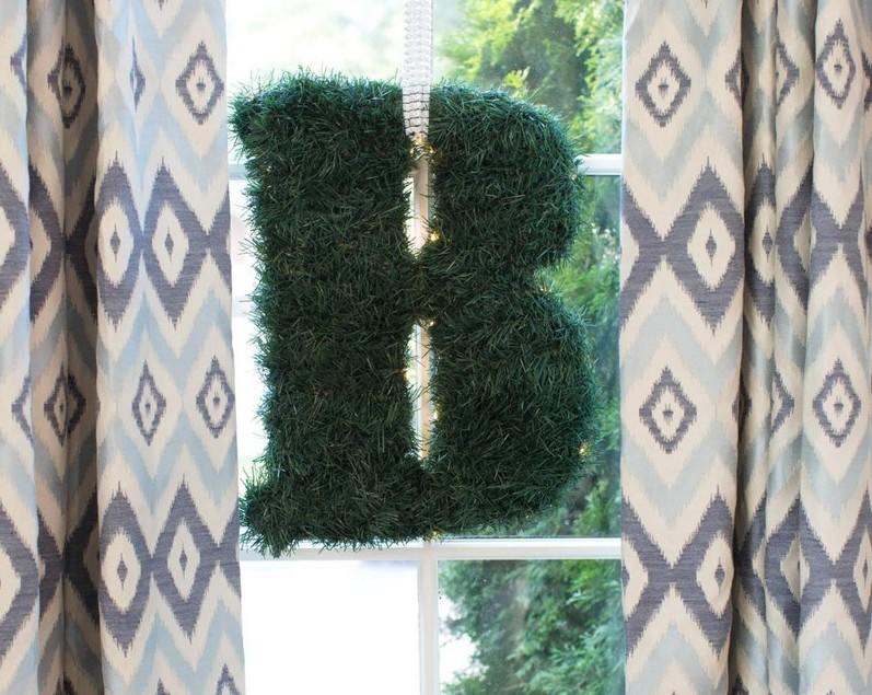 Fensterdeko-Weihnachten-Buchstaben-Kunstgras-aufhaengen