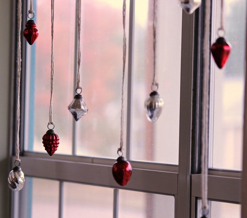 Fensterdeko-Weihnachten-Girlande-Weihnachtsschmuck-aufhaengen
