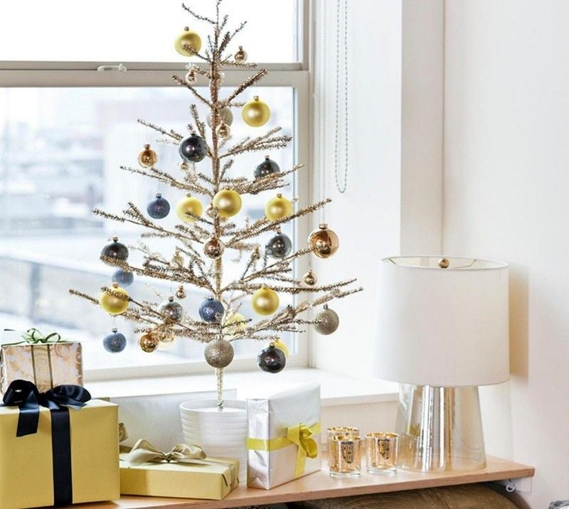Fensterdeko-Weihnachten-Kunst-Tannenbaum-Gold-Baumkugel-Geschenke-Fensterbrett