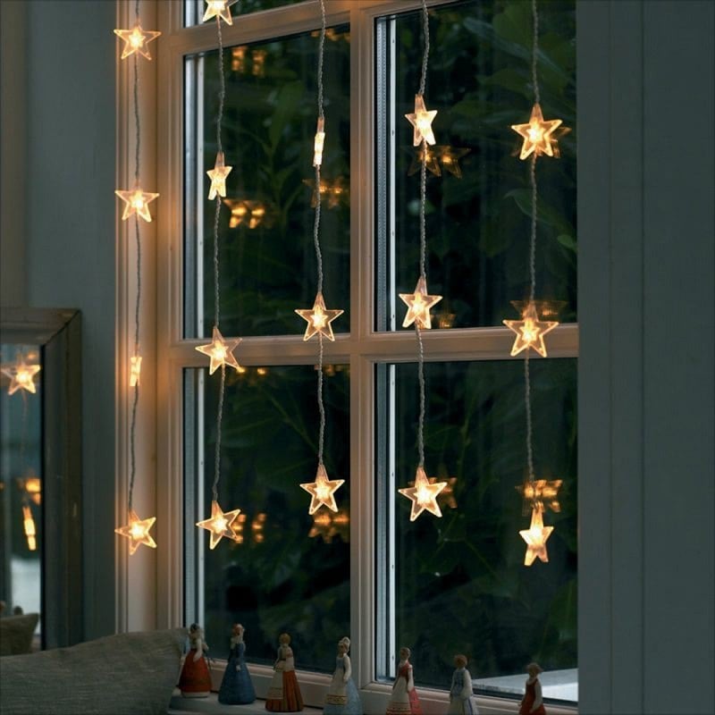 Fensterdeko-Weihnachten-Lichterkette-Weihnachtssterne-Kleine-Dekofiguren