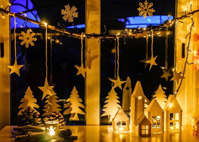 Fensterdeko-Weihnachten-Papier-Weihnachtsbaum-Silhouette-Schneefloeckchen
