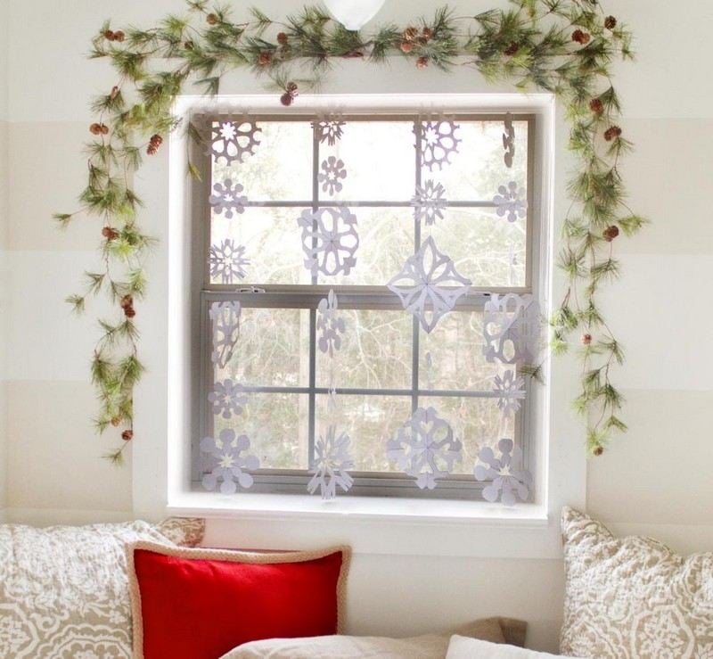 Fensterdeko-Weihnachten-Schneefloeckchen-Papier-ausschneiden