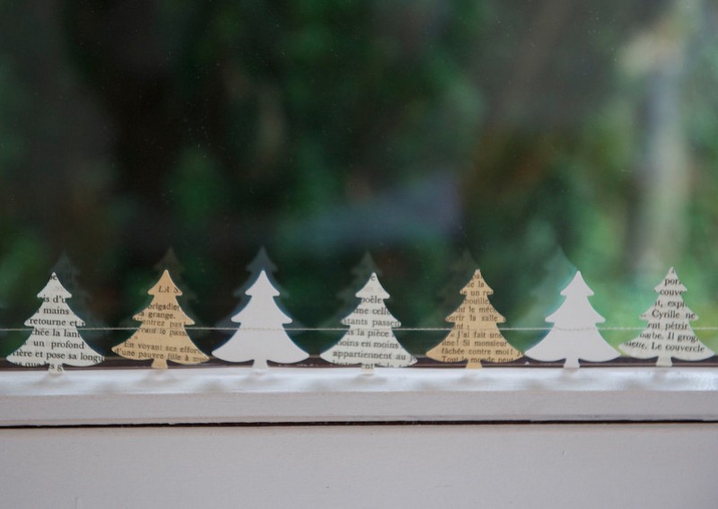 Fensterdeko-Weihnachten-Weihnachtsbaum-Silhouette-Zeitungspapier-ausschneiden