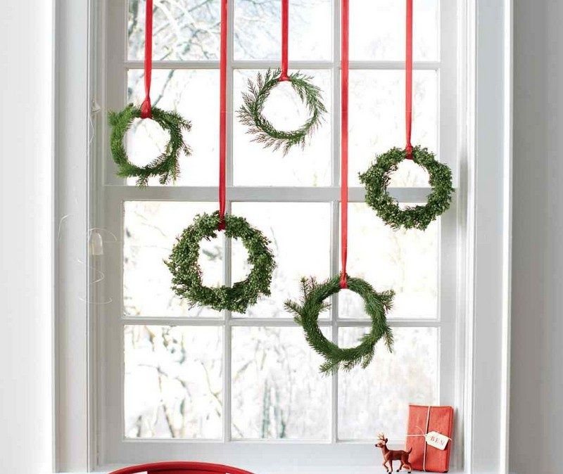 Fensterdeko-Weihnachten-runder-Tuerkranz-immergruene-Tannenzweige