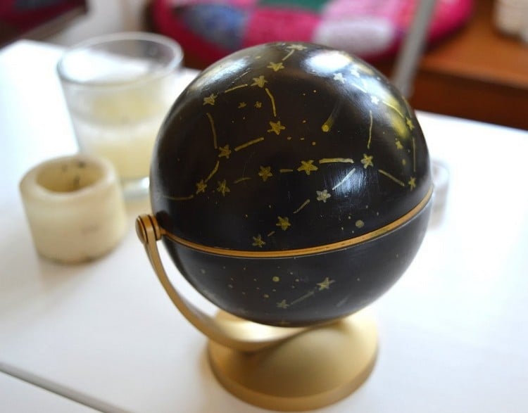 Globus Dekoration Tischdeko-schwarze-Tafelfarbe-Goldsterne-dekoriert