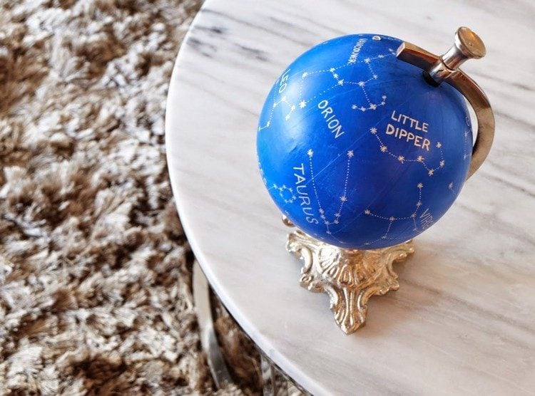 Globus-Dekoration-blaue-Farbe-Goldfarbe-Tischdeko-Idee