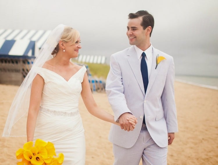 Heiraten-Strand-Anzug-blau-weisse-Streifen-Krawatte-gelbe-Butonniere