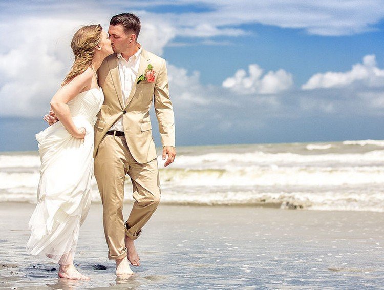 Heiraten-Strand-Hochzeit-Photoshoot-Sandfarbe-Anzug