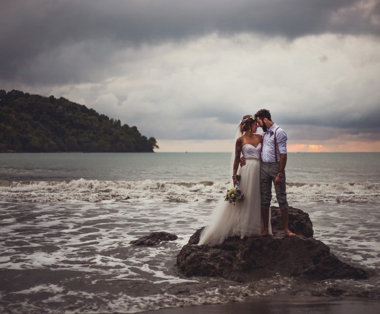 Heiraten-Strand-Hochzeitsphotos-romantisch-Brauetigam-Anzug