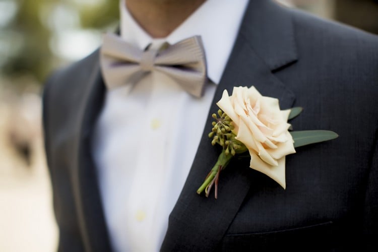Heiraten-Strand-graue-Fliege-schwarzer-Anzug-Rose