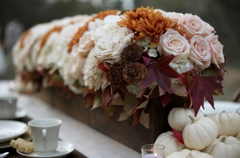 Hochzeitsdeko-Ideen-Herbst-Blumen-Blaetter-Gestecke