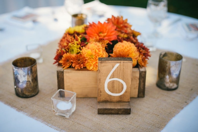 Hochzeitsdeko-Ideen-Herbst-Blumen-Holzkiste-Tischnummer