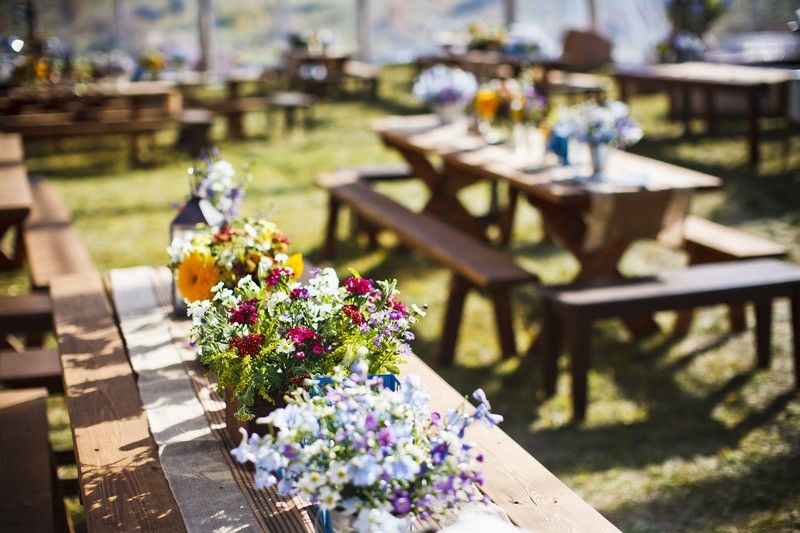 Hochzeitsdeko-Ideen-Herbst-Blumengestecke-Tisch-Laterne