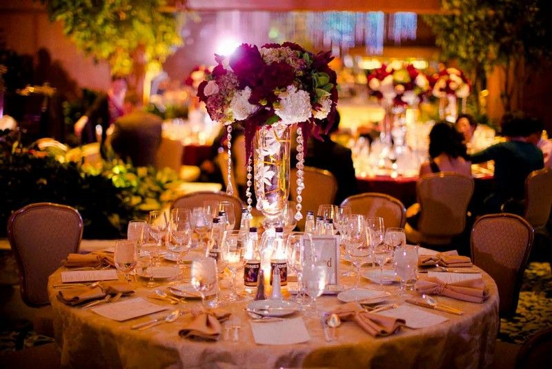 Hochzeitsdeko-Ideen-Herbst-Glasperlen-Blumen-Restaurant-Windlichter